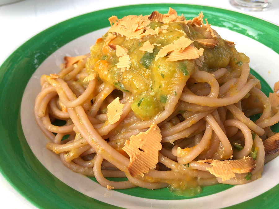 Spaghetti cotti nel vino rosso, crema di zucchine, carote e menta, scaglie di ricotta salata al forno