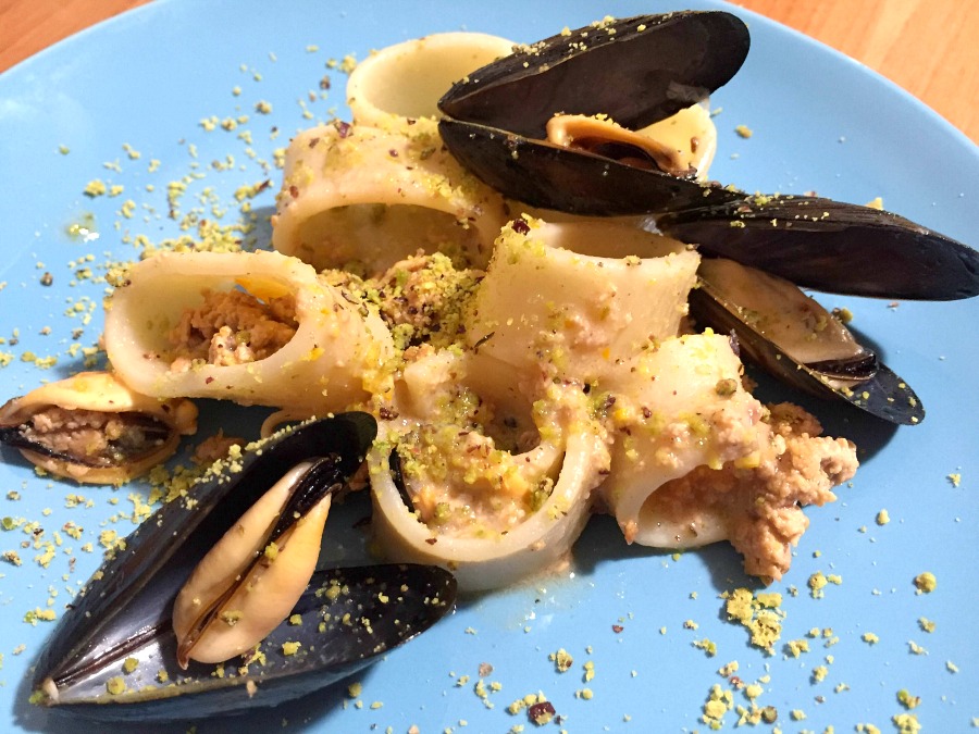 Calamarata con uova fresche di tonno, cozze, scorza d'arancia e polvere di pistacchio
