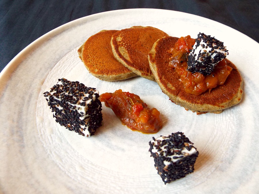 pancake alla canapa, chutney di melanzane, feta greca e sesamo nero giapponese