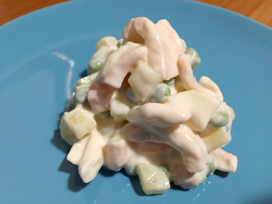 Insalata russa di yogurt greco con calamaro al limone spadellato