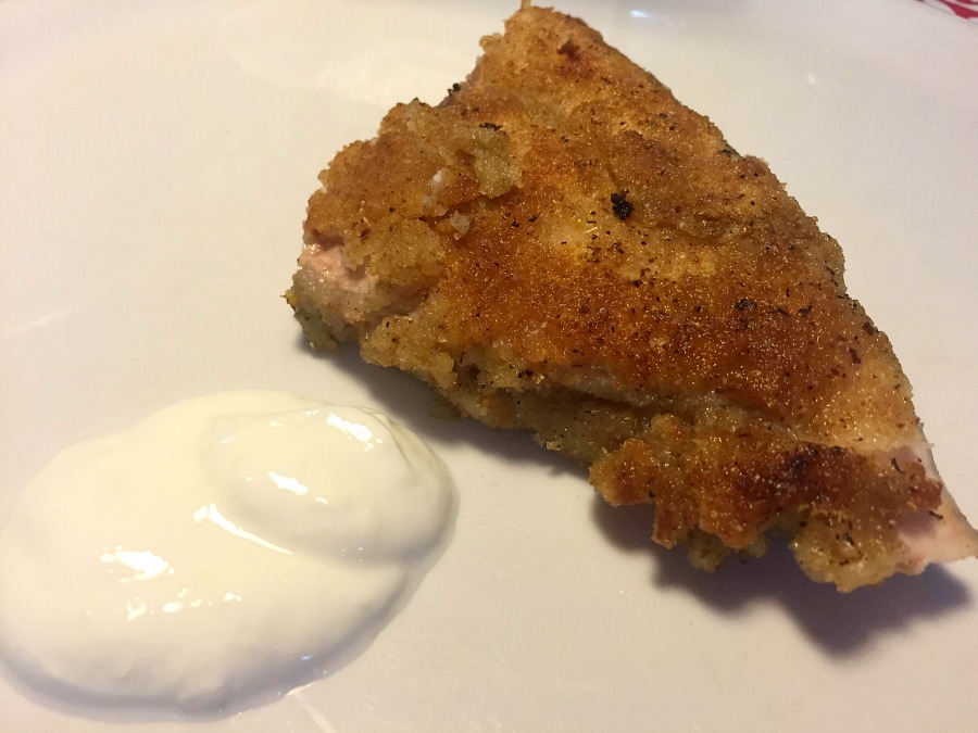 Cotoletta di pesce spada con panatura alla camomilla, yogurt greco aromatizzato allo zenzero