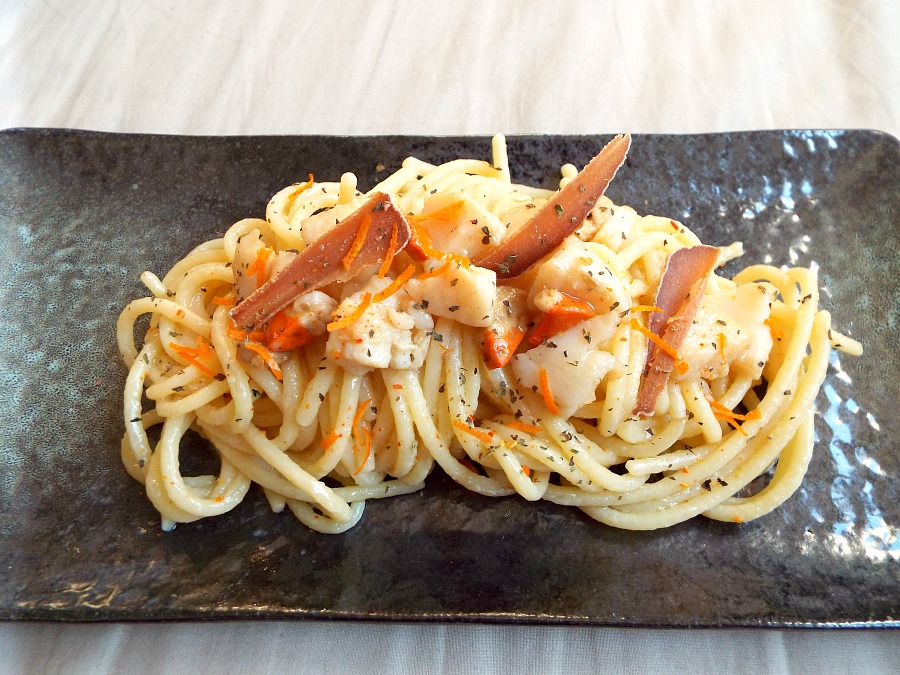 Spaghetti con capesante, bottarga di ricciola, scorza di mandarino, peperoncino, nepitella