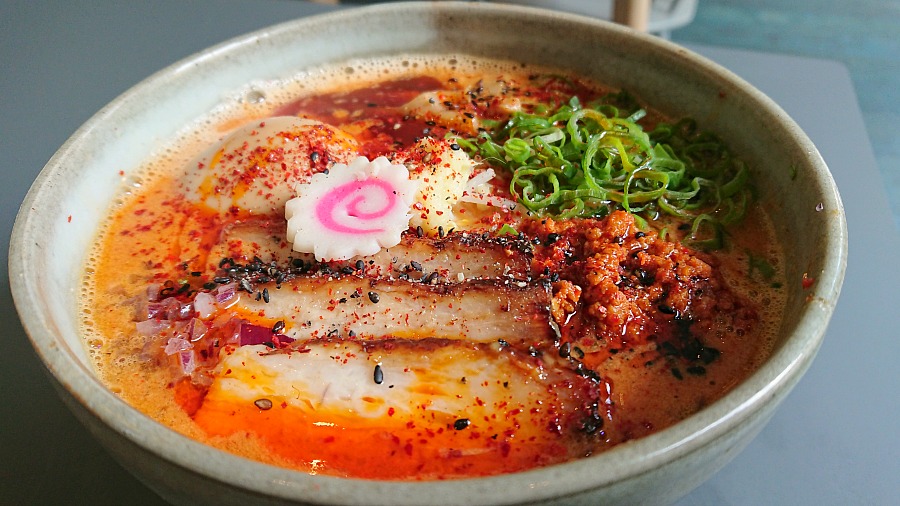 Red Paitan con brodo di pollo piccante, uovo marinato, pancia di maiale chashu, bamboo, cipollotto e germogli 